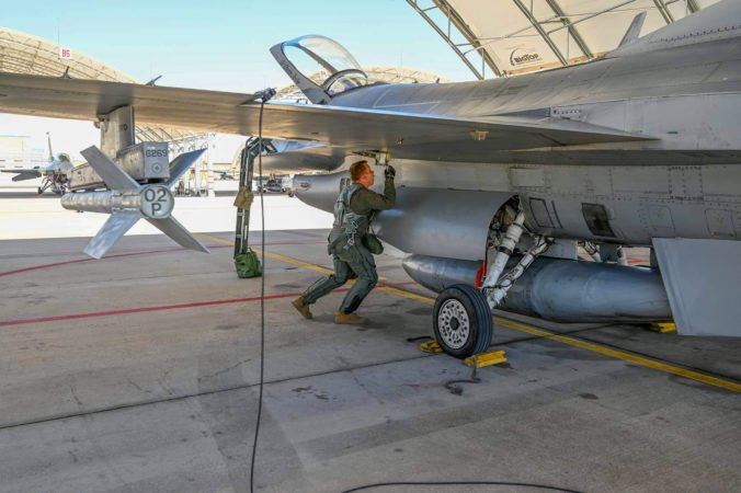 Slovenskí piloti majú za sebou prvý sólo let na stíhacom lietadle F-16, z niektorých sa stanú inštruktori