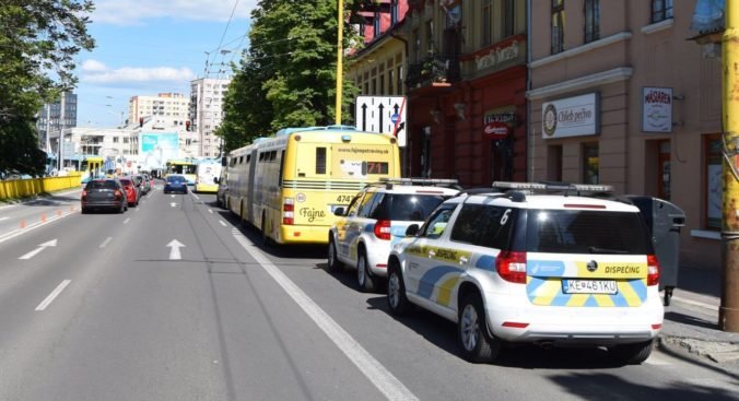 Polícia hľadá svedkov nehody autobusu, zranili sa cestujúci a vodič auta z miesta odišiel