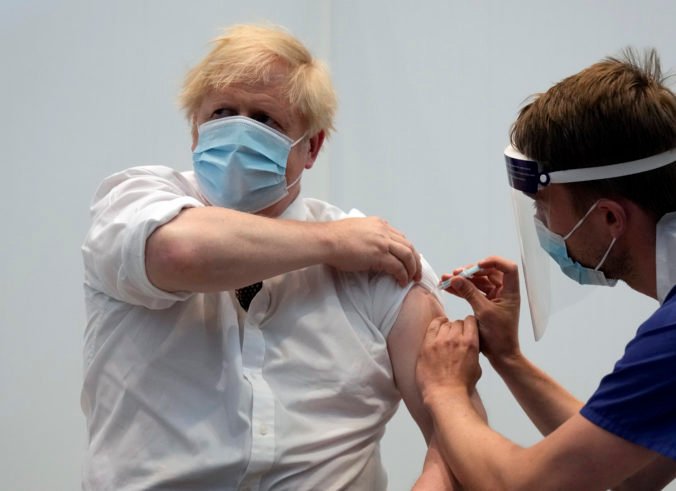 Britský premiér Johnson chce dosiahnuť zaočkovanie celého sveta do konca roku 2022