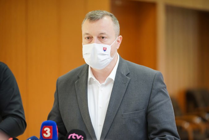 Krajniak zrejme podporí odvolanie šéfa policajnej inšpekcie Szabóa, k jeho zatknutiu sa odmietol vyjadriť
