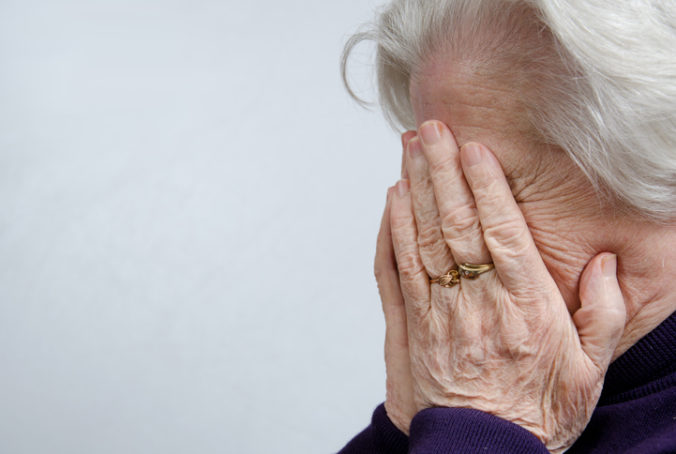 Muž sa pokúsil zavraždiť dôchodkyňu, počas spánku ju do hlavy udrel petangovou guľou