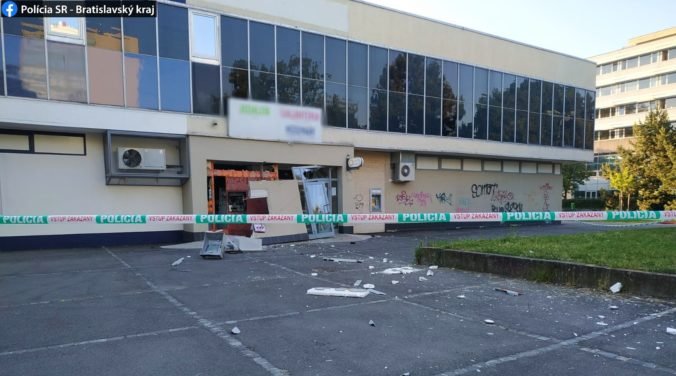 V bratislavskom Ružinove vykradli bankomat, zlodeji za sebou zanechali spúšť