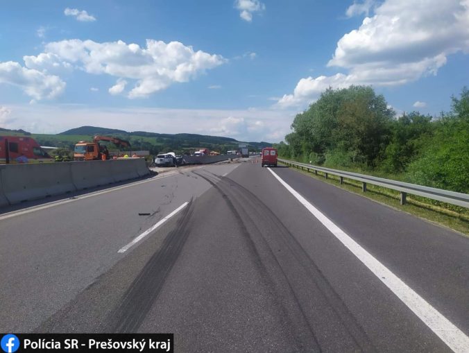 Diaľnica D1 medzi Prešovom a Košicami je uzavretá v oboch smeroch, kamión sa zrazil s autom (foto)