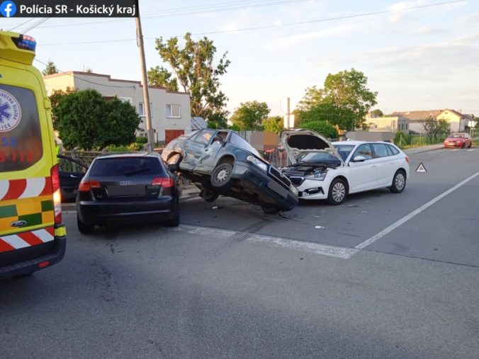 Dopravná nehoda v Dvoriankach si vyžiadala štyri zranené osoby, vodič nedal prednosť na hlavnej ceste (foto)