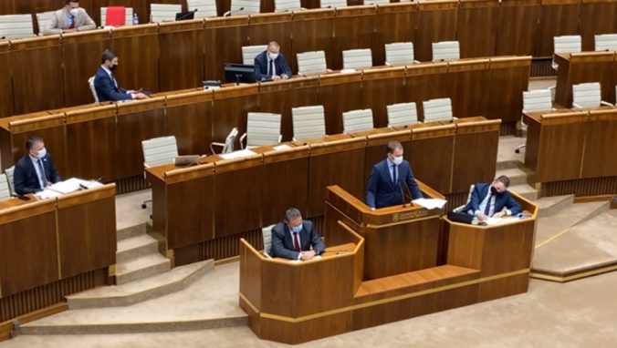 Minister Matovič si v parlamente vymieňal invektívy s Blahom zo Smeru (video)
