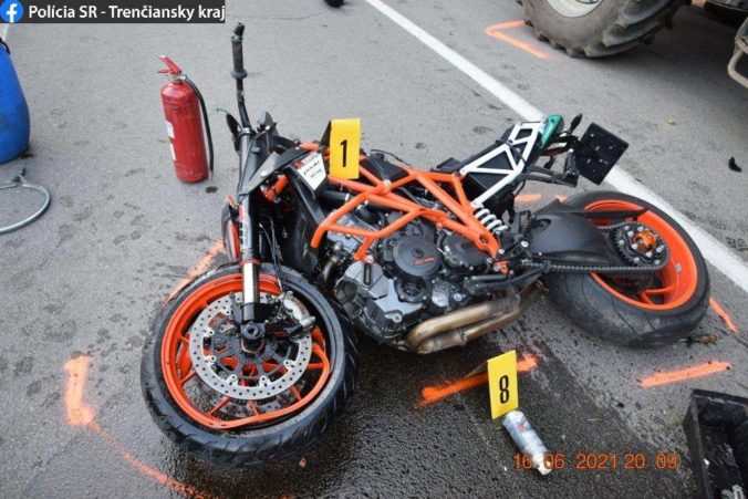 Motocyklistovi sa stala osudnou zrážka s traktorom na ceste medzi Ilavou a Hornou Porubou