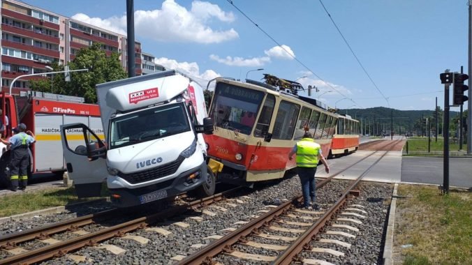 V Dúbravke sa zrazila električka s dodávkou, pre nehodu premávajú náhradné autobusy