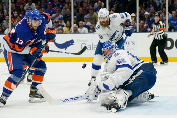 Černák nechtiac „asistoval“ aj pri góle súpera, Lightning už vedú nad Islanders 2:1 (video)