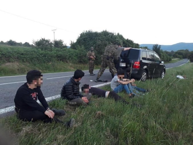 Ukrajinec chcel previezť cez Slovensko nelegálnych migrantov, hrozí mu väzenie