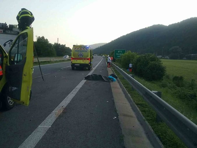 Chodec na R1 neprežil zrážku s autom, rýchlostnú cestu za Žiarom nad Hronom museli uzavrieť (foto)