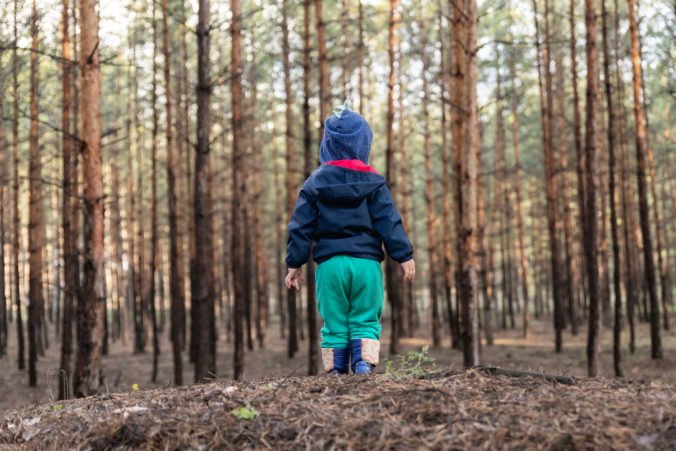 Niekoľkomesačný chlapček sa stratil v lese, po dvoch dňoch ho živého našiel televízny reportér (video)