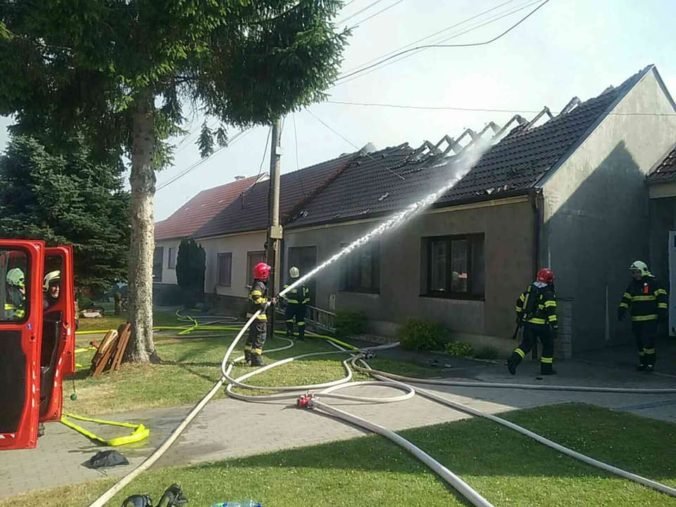 Rodinný dom v Jaslovských Bohuniciach zachvátil požiar, hasiči sa musia postarať aj o okolie (foto)