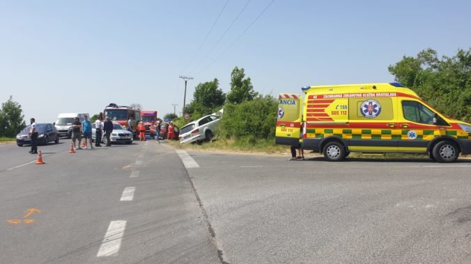 Tragická dopravná nehoda v obci Pohranice má jednu obeť, hasiči na mieste stále zasahujú (foto)