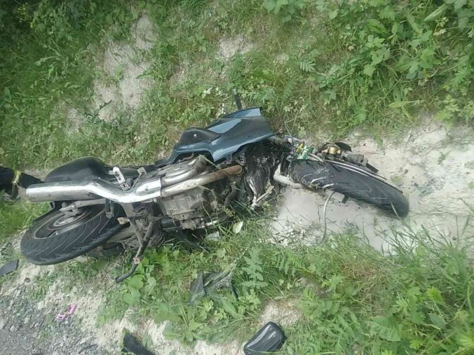 Dopravná nehoda v okrese Trnava má jednu obeť, v zákrute sa čelne zrazila motorka s kamiónom (foto)
