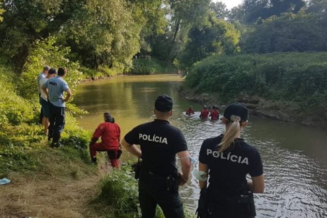 Pod hladinou rieky Topľa v obci Soľ zmizol deväťročný chlapec, záchranári ho zatiaľ nenašli