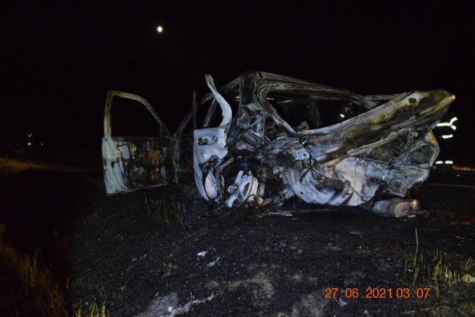 Auto zachvátili po náraze plamene, pri nehode vyhasol život len 18-ročného mladíka (foto)