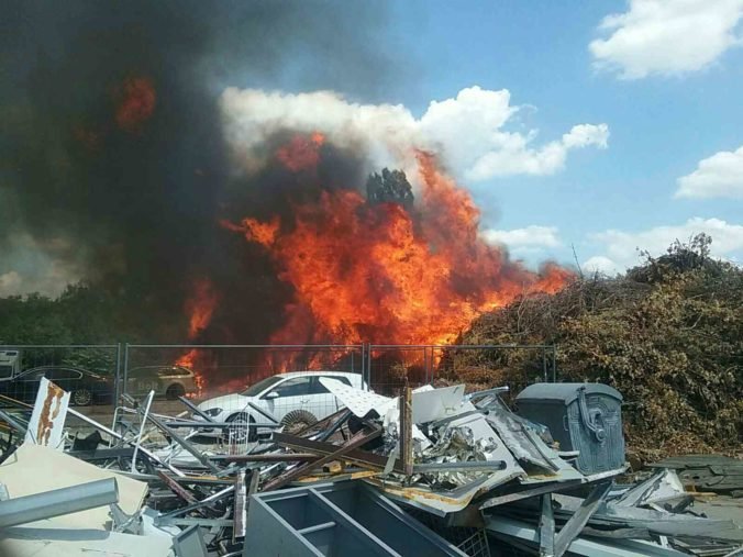 V bratislavskej Petržalke horí drvička dreveného odpadu, požiar sa už rozšíril aj na zaparkované autá (foto)