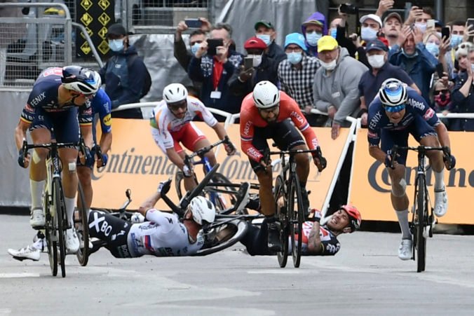 Sagan a Ewan spadli v rýchlosti 70 km/h, Austrálčan má zlomenú kľúčnu kosť a skončil (video+foto)