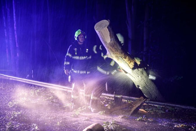 Silné búrky v Česku poškodili strechy, pováľali stromy a tisíce ľudí ostali bez elektriny (foto)