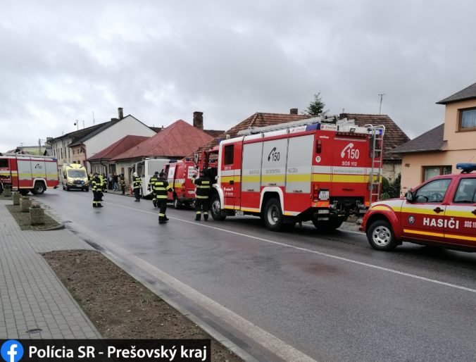 Autobus sa v Huncovciach snažil vyhnúť nákladiaku a narazil do rodinného domu (foto)
