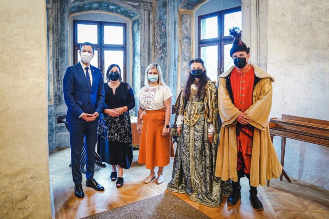 Premiér Heger si užil návštevu Oravského hradu, vyzval ľudí k dovolenkám na Slovensku