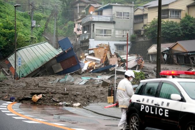 Ničivé bahno zalialo desiatky domov v Japonsku, viacero ľudí je nezvestných