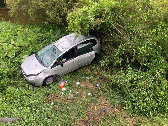 Auto prerazilo zvodidlá a skončilo v priekope, v mieste nehody sa začali tvoriť kolóny