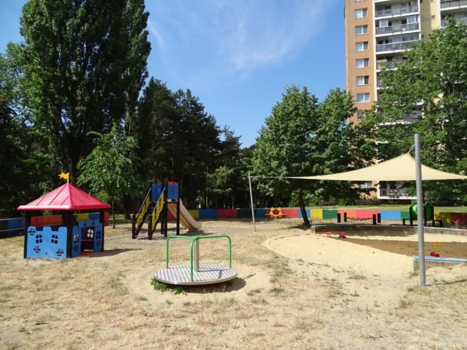 Detské ihrisko v bratislavskej Karlovej Vsi zrekonštruujú, slúžiť bude aj zdravotne znevýhodneným deťom