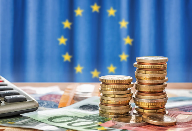 Prebytok bežného účtu Európskej únie klesol, medziročne sa však výrazne zvýšil