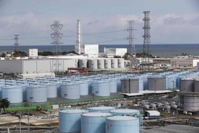 Japonsko bude vypúšťať upravenú rádioaktívnu vodu z elektrárne Fukušima do Tichého oceána