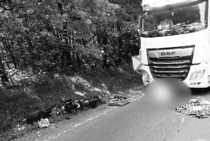 Motorkár nezvládol prejazd zákrutou a vrazil do kamióna, zraneniam na mieste podľahol (foto)