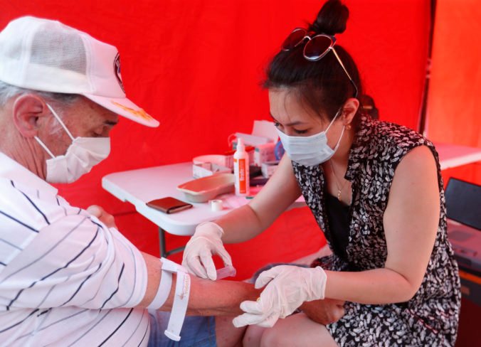 Budapešť ponúka bezplatné testovanie protilátok proti koronavírusu, má obavy z nedostatočnej ochrany vakcín