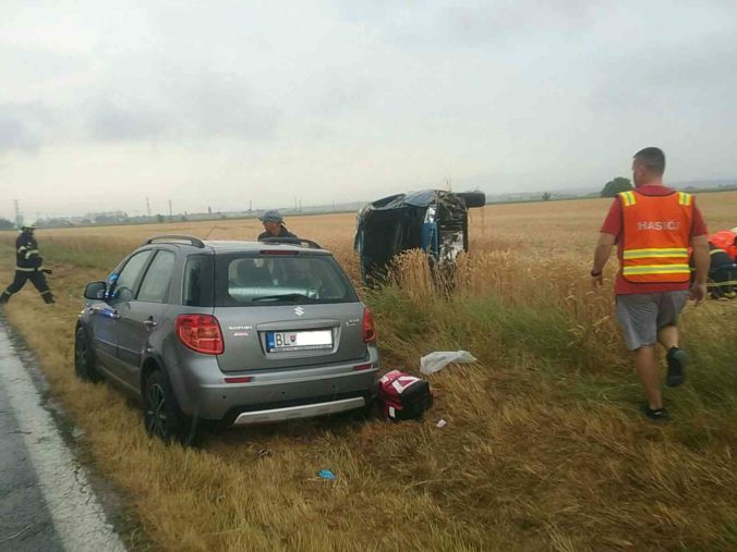 Pri Senci sa zrazili dve autá a skončili mimo cesty, na mieste zasahoval aj vrtuľník