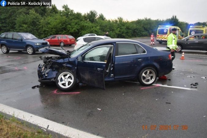Dopravná nehoda v obci Vinné si vyžiadala osem zranených, vodič skrížil cestu druhému vozidlu (foto)