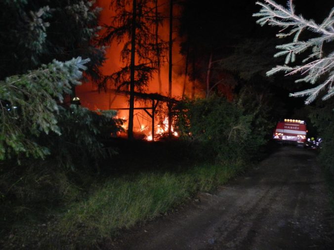 Dovolenková idylka sa zmenila na peklo, kemp na Orlíku zachvátil požiar (foto)