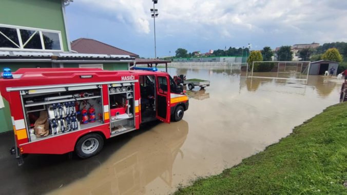 Na východe Slovenska vyhlásili tretí stupeň povodňovej aktivity, vyliate potoky zaplavovali domy i záhrady (foto)