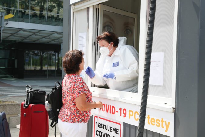 Na Slovensku mierne stúpa počet pozitívnych prípadov, môžu za to zrejme dovolenky v zahraničí