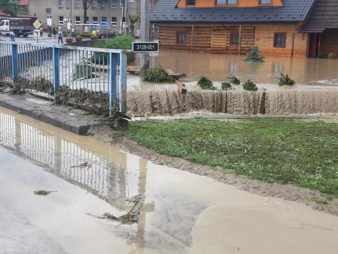 Obce na severe Slovenska ohrozujú rozvodnené rieky, tretí stupeň povodňovej aktivity platí aj na východe (foto)