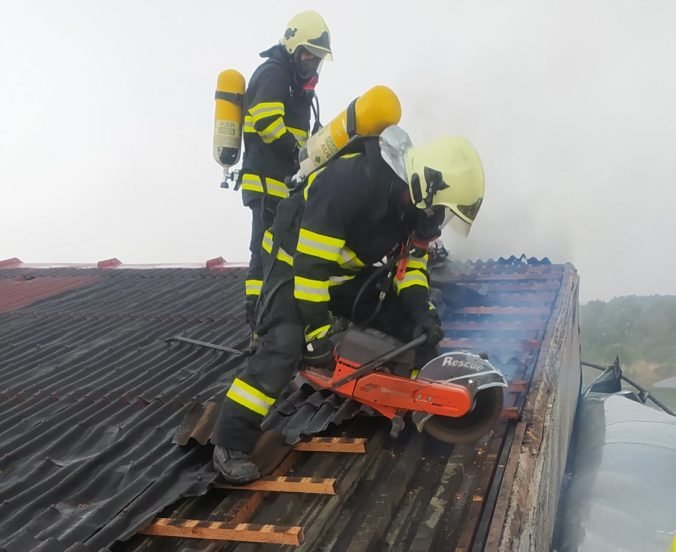 V Bošanoch vypukol požiar výrobnej haly, na mieste zasahovali desiatky hasičov (foto)