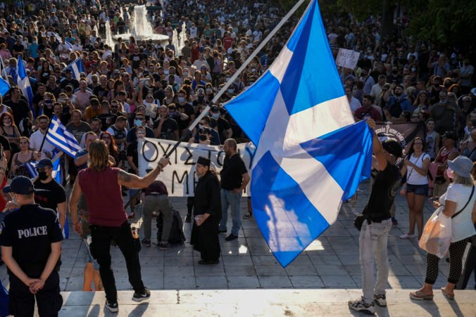Grécko chce očkovať mládež od 15 rokov, mnohí rodičia s tým však nesúhlasia a zišli sa na protestoch