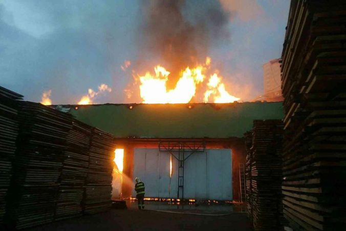 Hasiči zasahujú pri požiari v Starej Kremničke, plamene zachvátili sušičku dreva na píle (foto)