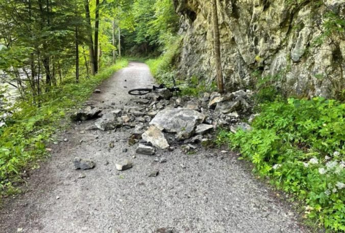 V Prielome Dunajca sa spustila kamenná lavína a zavalila cestu, lesníci vyzývajú turistov k opatrnosti (foto)