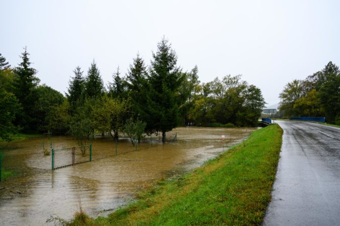 V okresoch Námestovo, Zvolen a Banská Bystrica hrozia povodne, stúpa aj hladina Dunaja