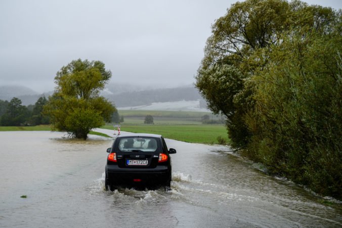 Meteorológovia varujú pred silnými búrkami, povodne hrozia na juhovýchode Slovenska