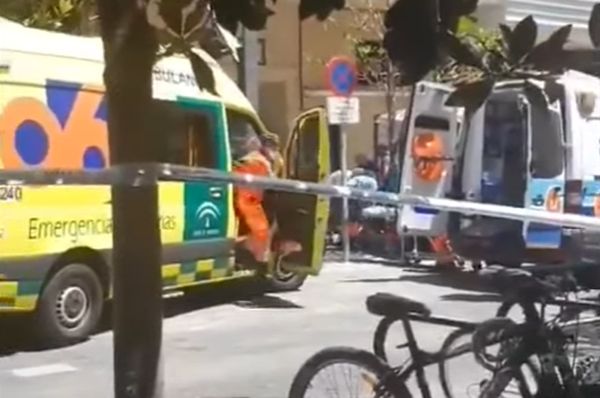 V Španielsku narazilo auto do ľudí, v pešej zóne kľučkovalo a bralo všetko so sebou