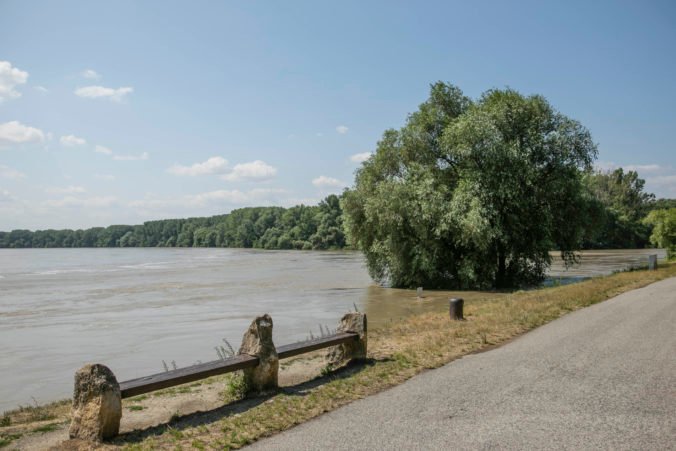 Dunaj začal klesať, vzostup hladiny v strednej a dolnej časti je ovplyvnený vodným dielom Gabčíkovo