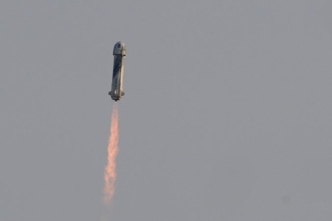 Jeff Bezos s posádkou úspešne dosiahli hranicu vesmíru, raketa bezpečne pristála na Zemi (video)