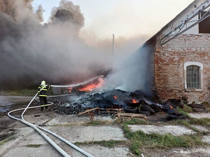 Skladovú halu s pneumatikami zachvátil požiar, na miesta zasahujú desiatky hasičov (foto)