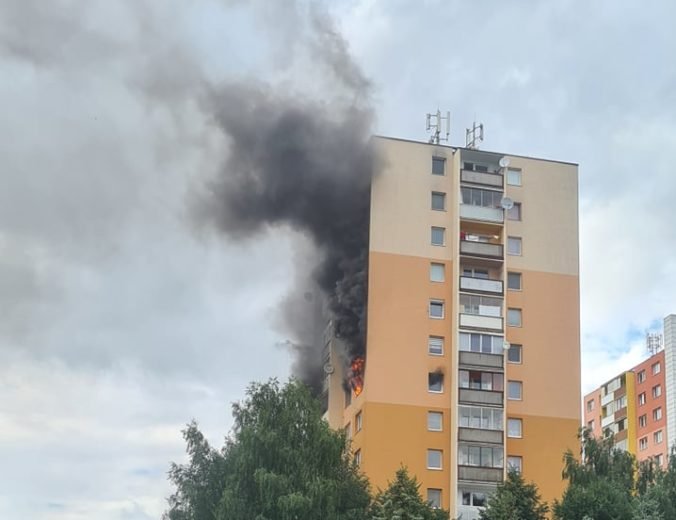 V Poprade horel byt, hasiči museli z paneláka evakuovať 34 ľudí (foto)