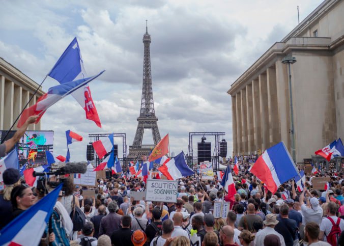 Francúzi opäť protestujú proti pandemickým opatreniam, nahneval ich návrh certifikátov o zdravotnom stave (video)